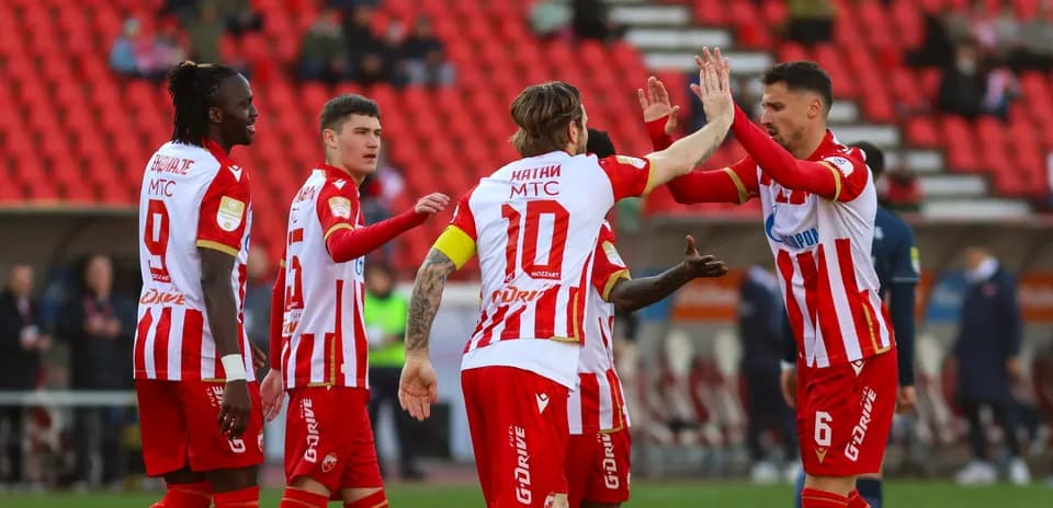 Jugadores de FK Crvena Zvezda celebrando un gol