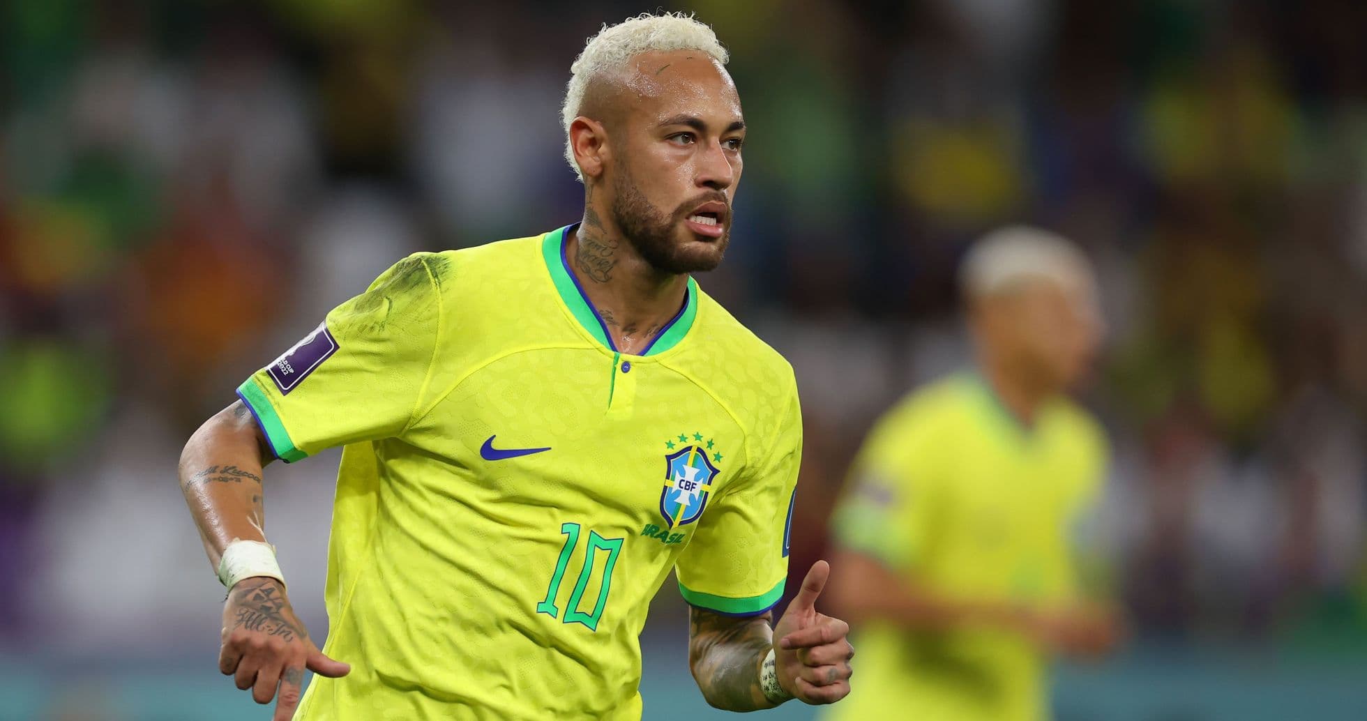 Neymar corriendo en partido con camiseta de Brasil