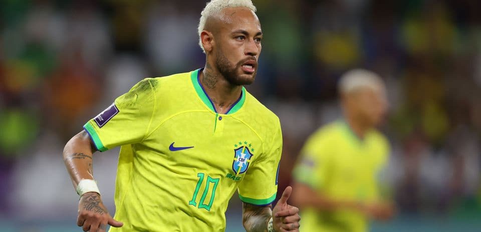 Neymar corriendo en partido con camiseta de Brasil