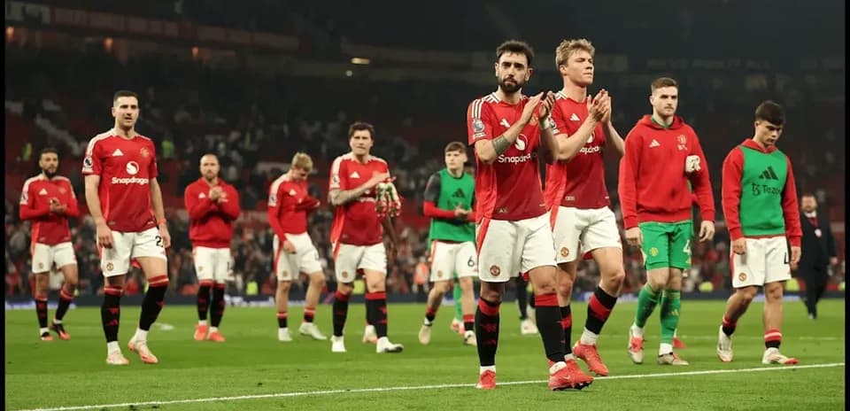 Jugadores del Manchester United saludando a la afición