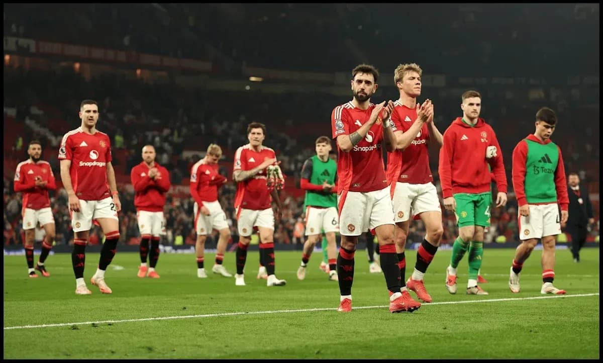 Jugadores del Manchester United saludando a la afición