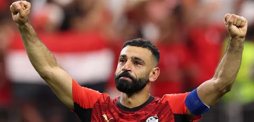 Jugador de Egipto celebrando con el puño en alto