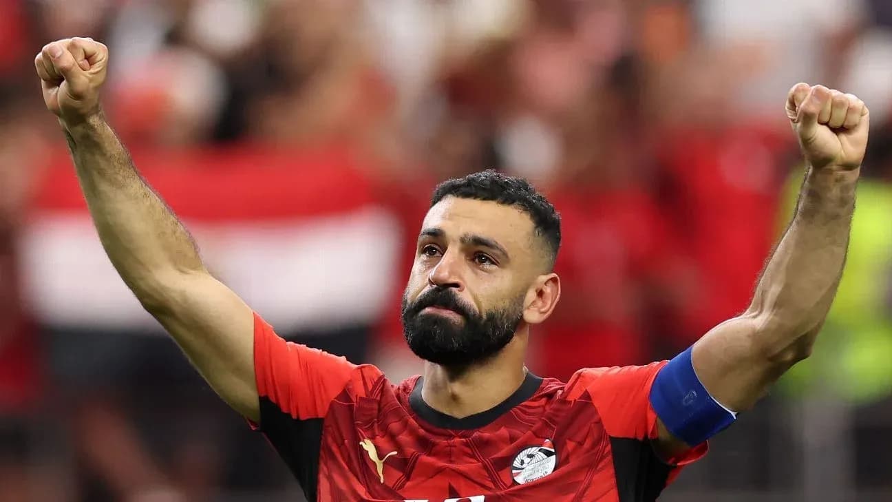 Jugador de Egipto celebrando con el puño en alto