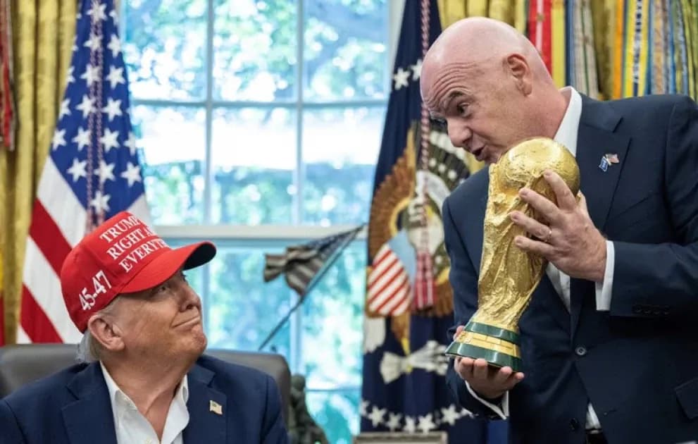 Persona sosteniendo el trofeo de la Copa del Mundo
