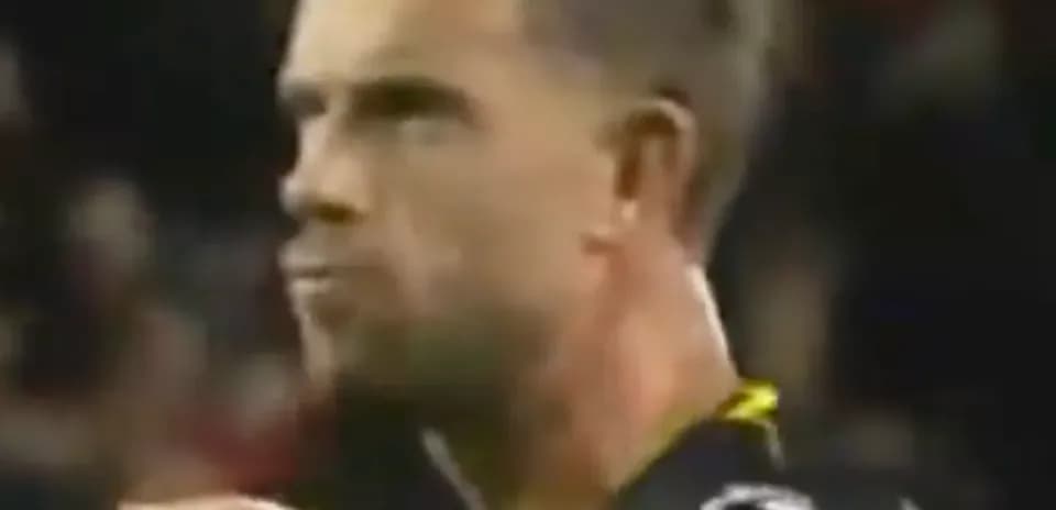 Jugador con expresión seria durante el partido