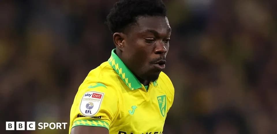 Jugador de Norwich City corriendo con balón en el campo