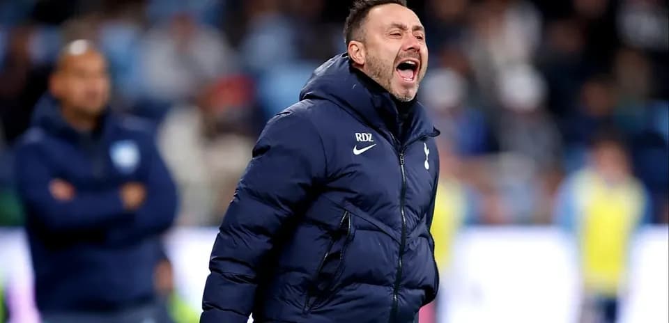 Entrenador dirigiendo desde la línea de banda