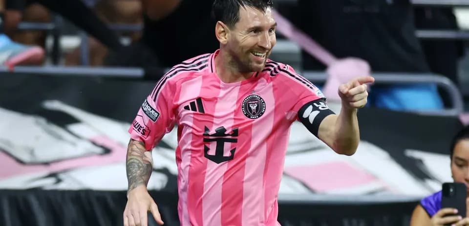 Lionel Messi celebrando un gol con camiseta rosa