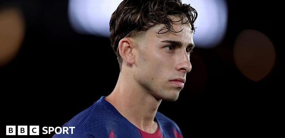 Jugador de Barcelona mirando al frente en el campo