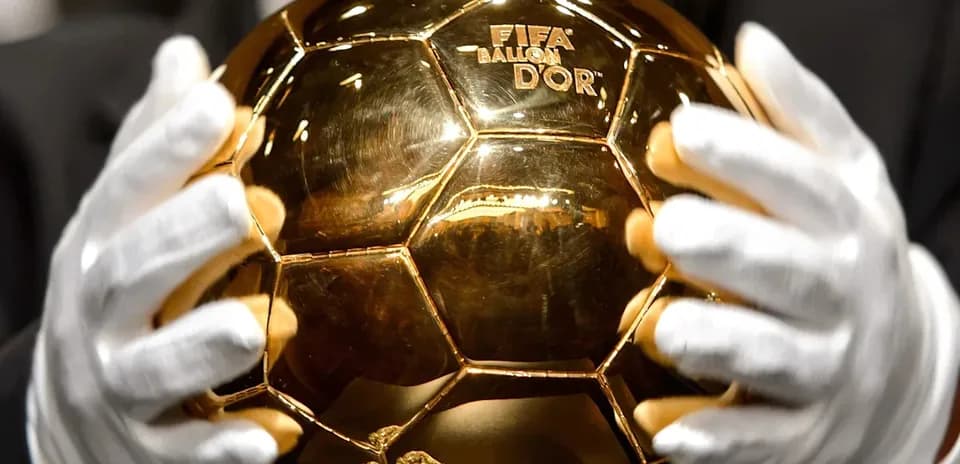 Trofeo Balón de Oro sostenido por una persona