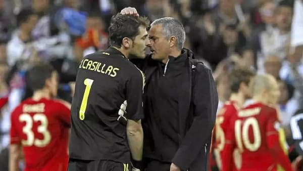 Iker Casillas conversing with José Mourinho on pitch
