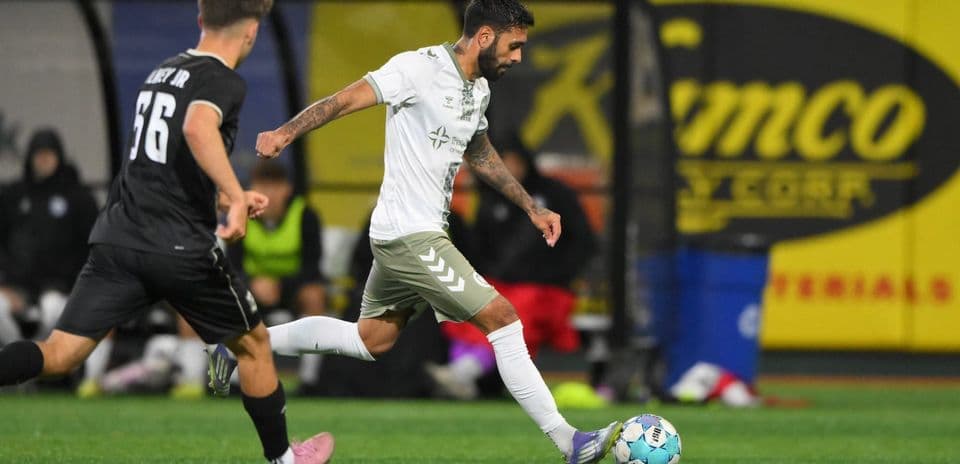 Jugador del NY Cosmos corriendo con el balón