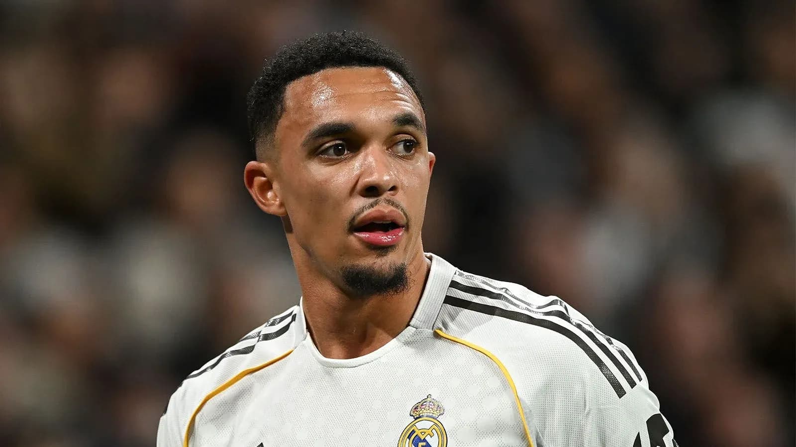 Jugador de fútbol con camiseta del Real Madrid