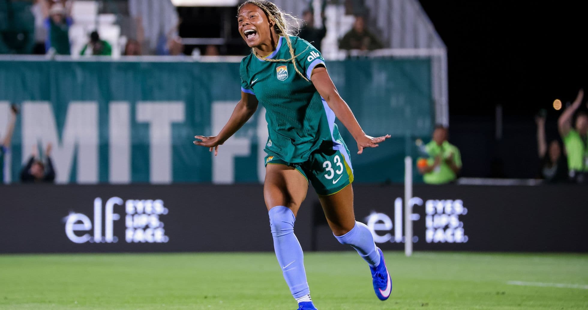 Jugadora celebrando un gol en el partido