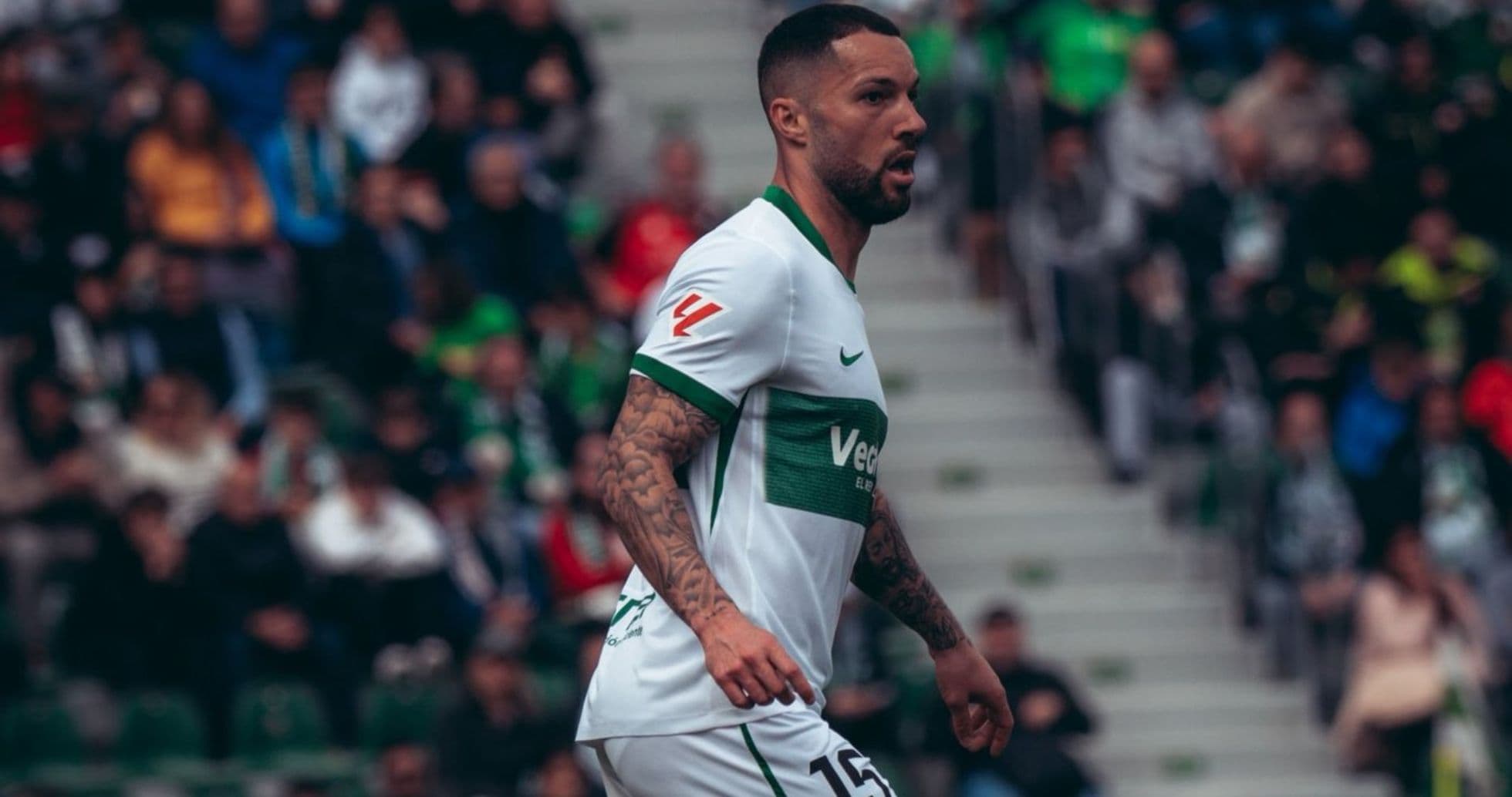 Jugador de Elche en acción durante el partido
