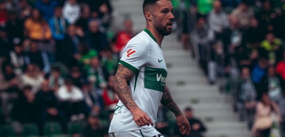 Jugador de Elche en acción durante el partido