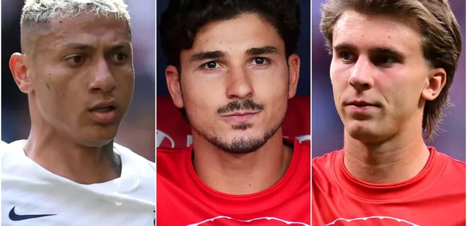 Tres jugadores de fútbol en uniforme de equipo