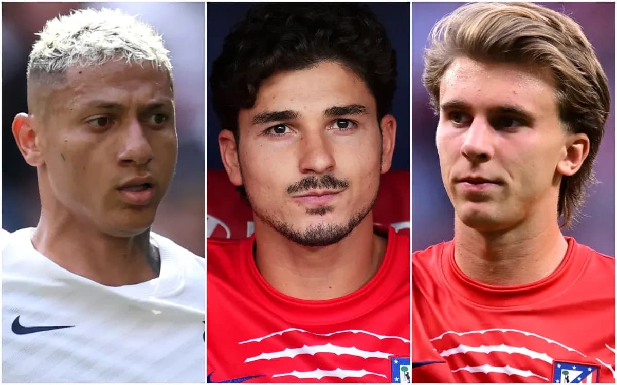 Tres jugadores de fútbol en uniforme de equipo