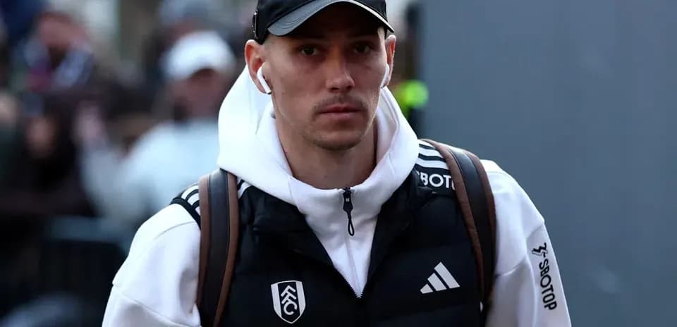 Jugador llegando con vestimenta deportiva y mochila
