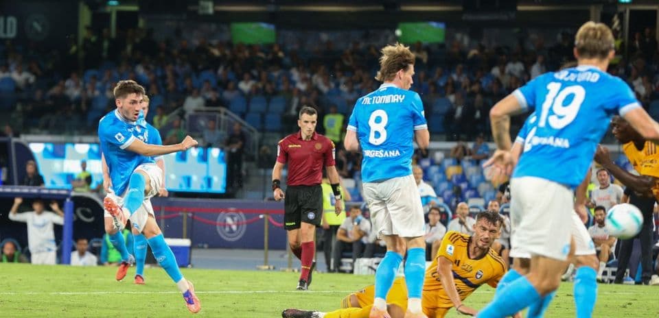Jugador de Napoli lanzando un tiro a puerta