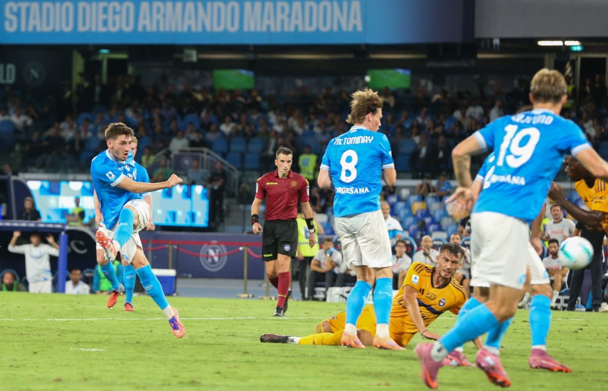Jugador de Napoli lanzando un tiro a puerta