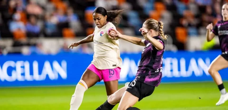 Jugadora del Orlando Pride desafiando a una del Wave