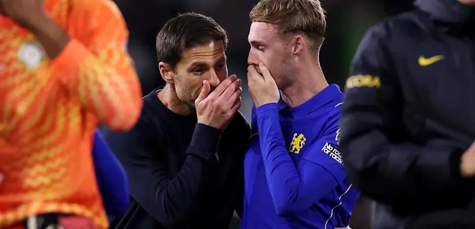 Entrenador hablando con jugador después del partido