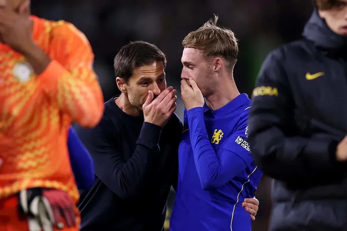 Entrenador hablando con jugador después del partido