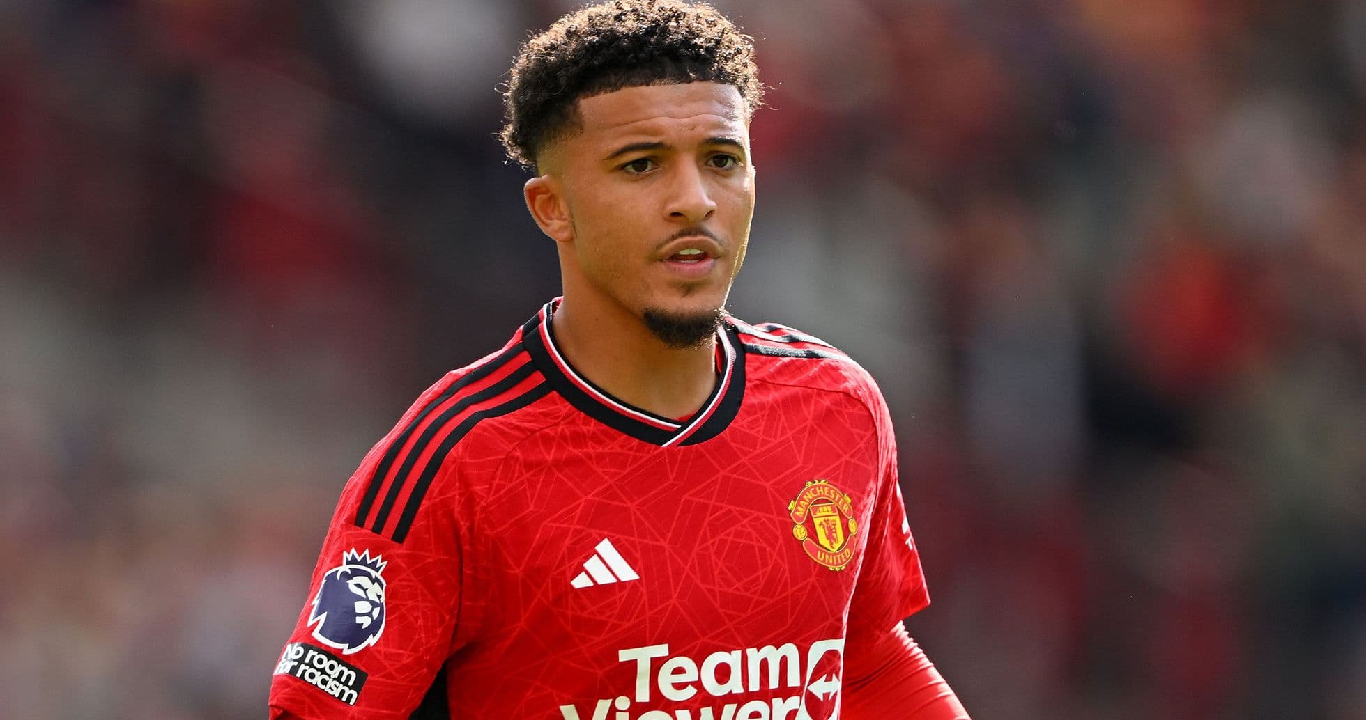 Jugador de Manchester United en camiseta roja durante el partido