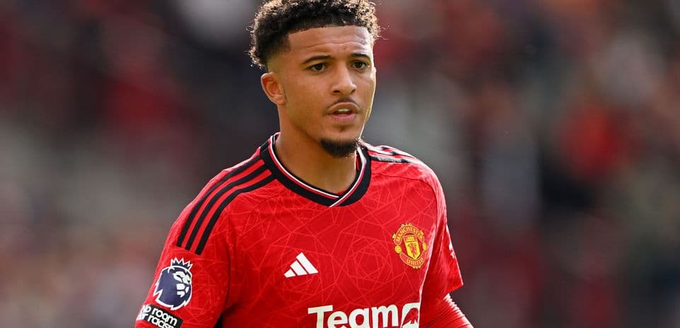 Jugador de Manchester United en camiseta roja durante el partido