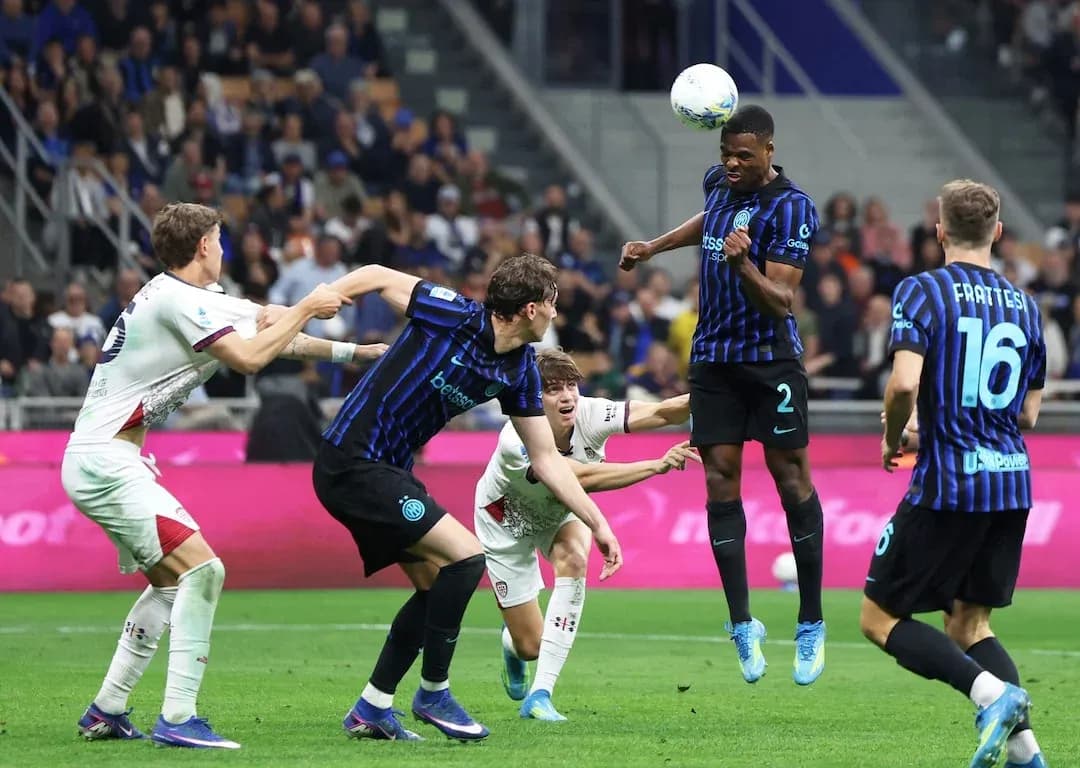 Jugadores de Cagliari e Inter disputando el balón