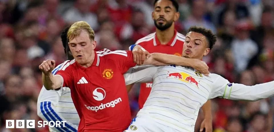 Jugadores de Manchester United y Leeds luchando por el balón