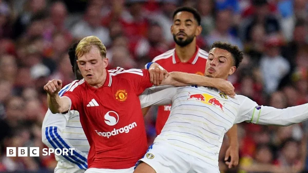 Jugadores de Manchester United y Leeds luchando por el balón