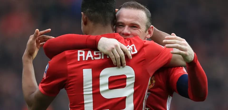 Jugadores de Manchester United abrazándose en celebración