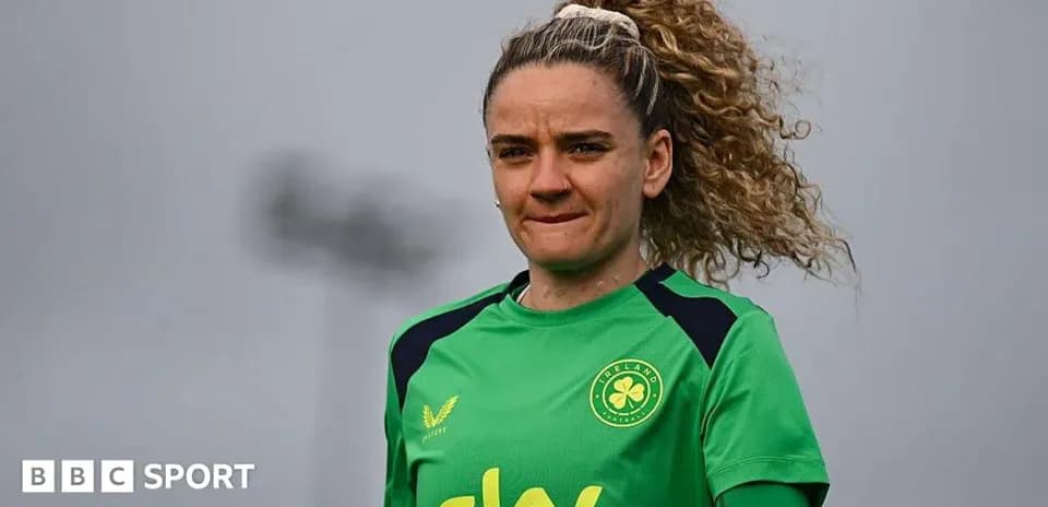 Jugadora de fútbol con camiseta verde en entrenamiento