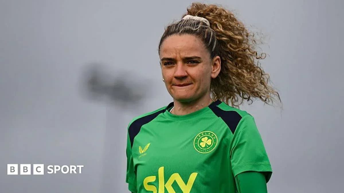 Jugadora de fútbol con camiseta verde en entrenamiento