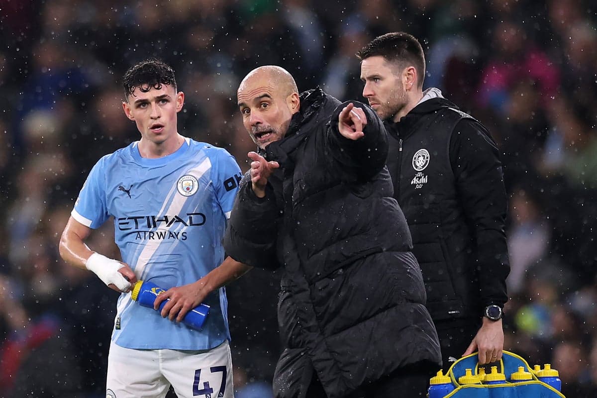 Pep Guardiola dando instrucciones a un jugador de Manchester City