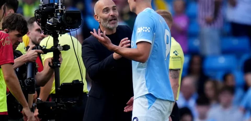 Entrenador hablando con jugador durante partido