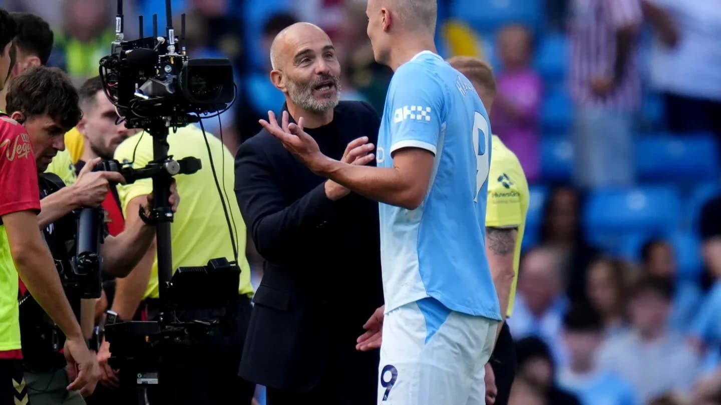 Entrenador hablando con jugador durante partido