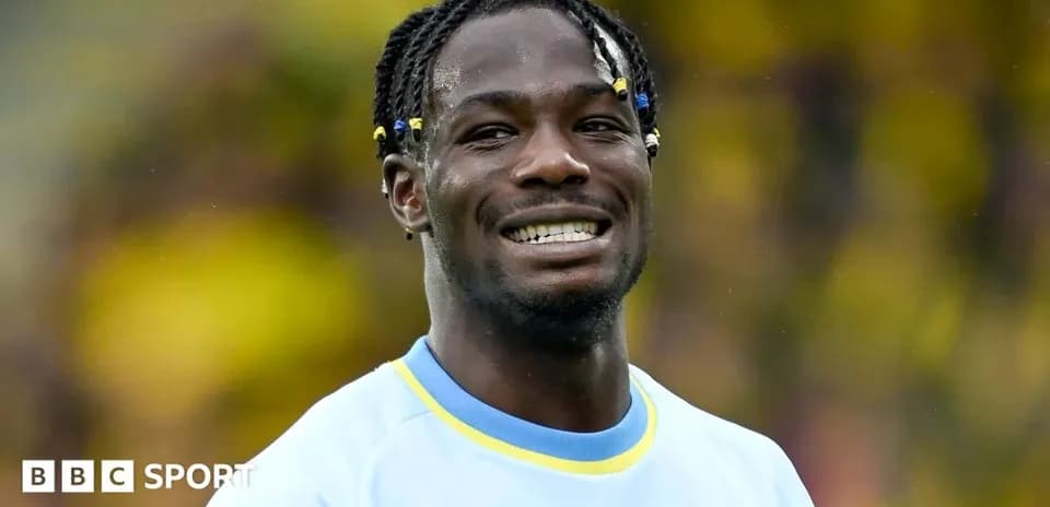 Jugador sonriente en uniforme durante el partido