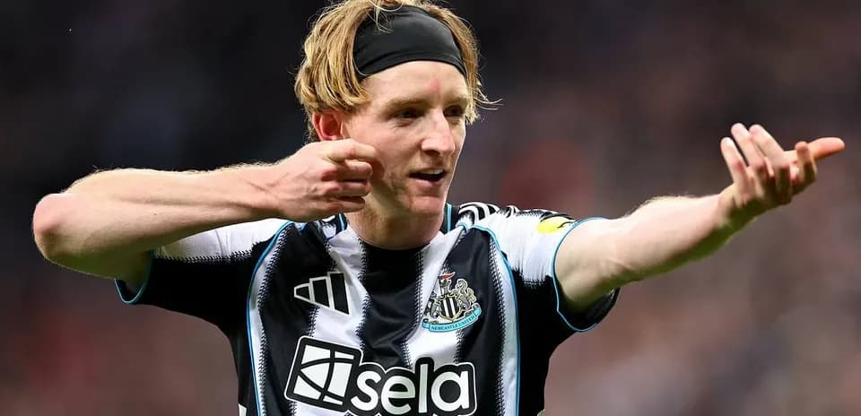 Jugador de Newcastle celebrando un gol en el partido