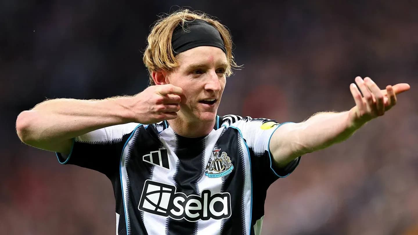 Jugador de Newcastle celebrando un gol en el partido