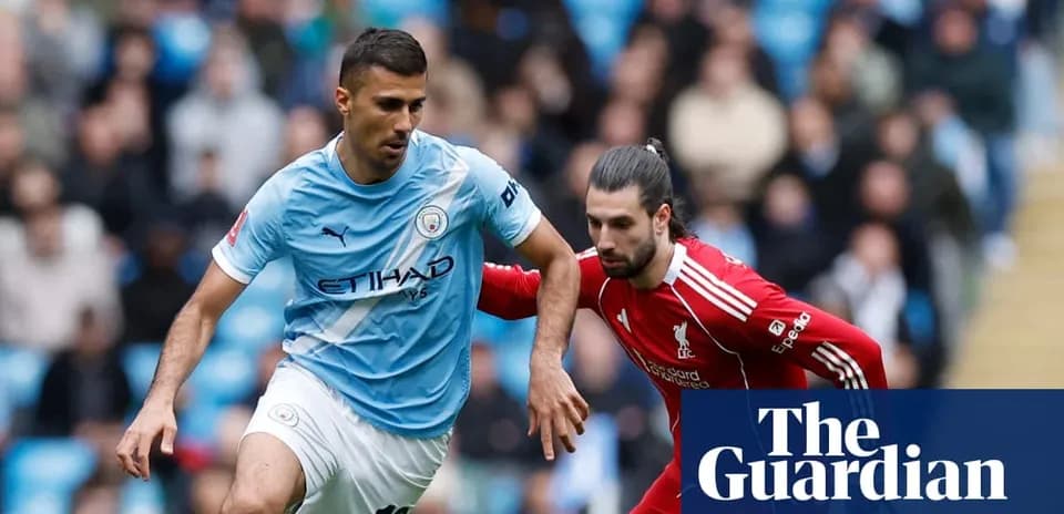 Jugadores de Manchester City y Liverpool en acción