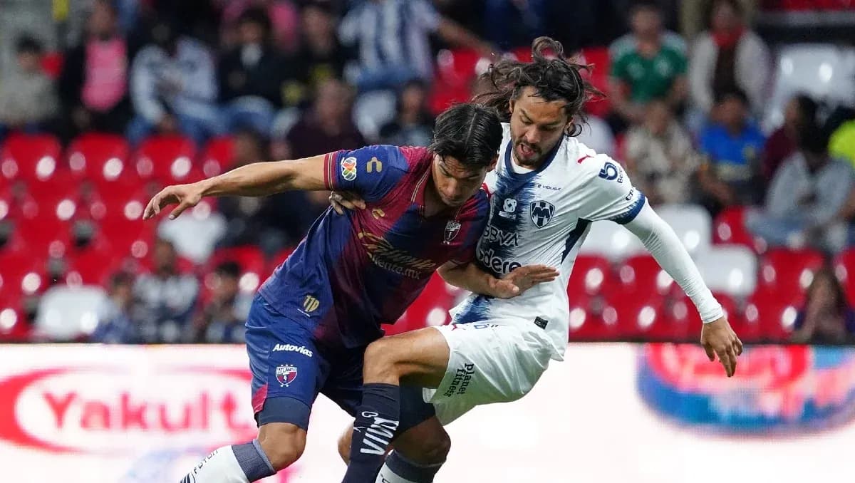 Jugadores de Atlante FC y Monterrey en acción