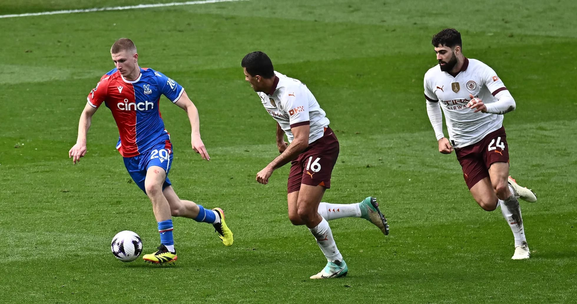 Jugador de Crystal Palace driblando frente a oponentes