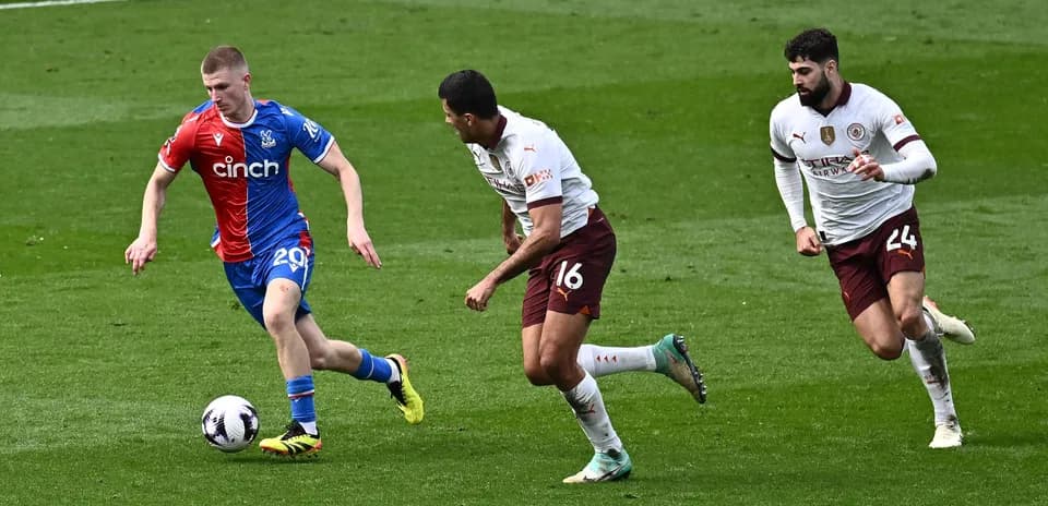 Jugador de Crystal Palace driblando frente a oponentes