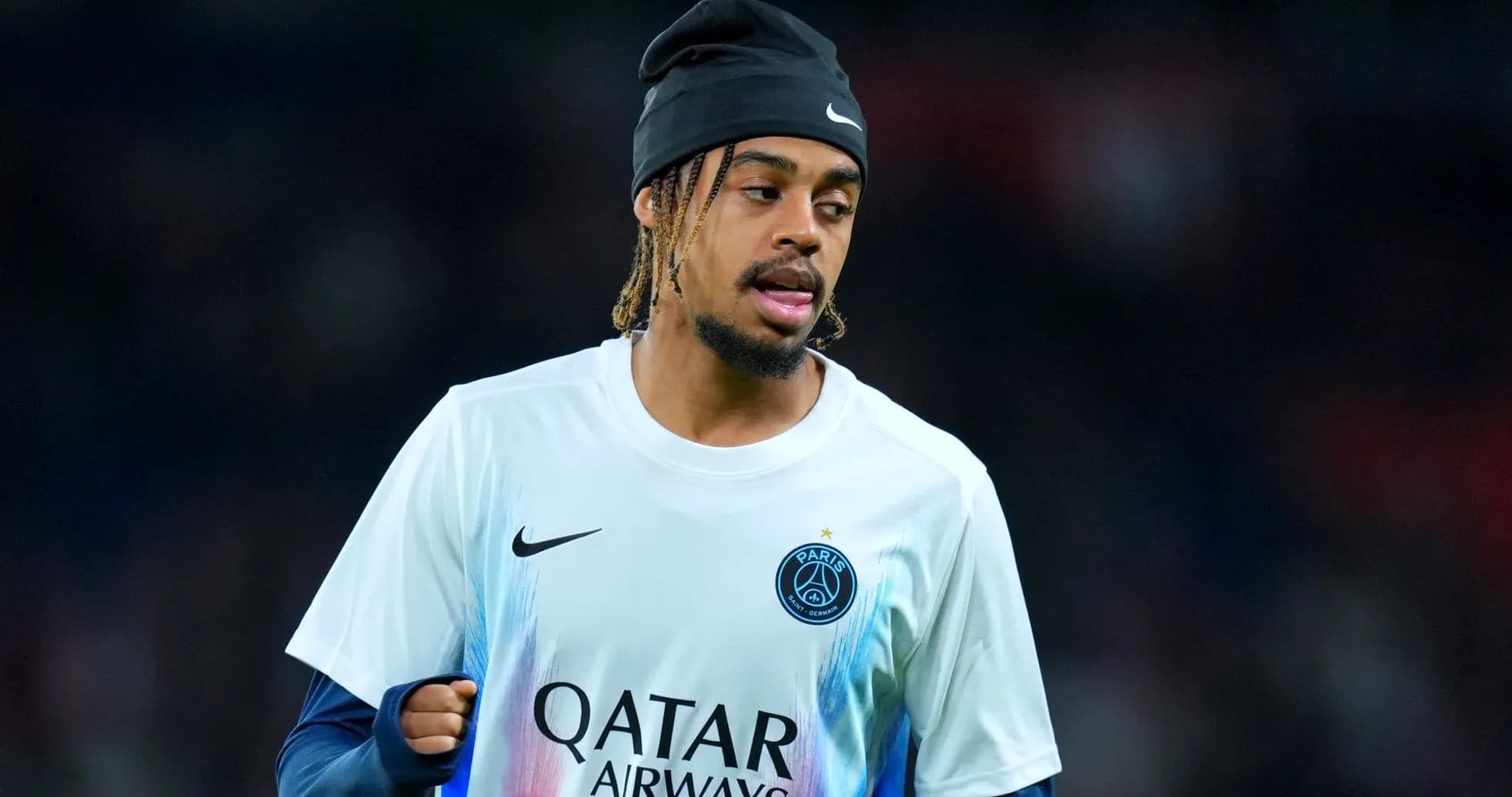Jugador de PSG calentando antes del partido