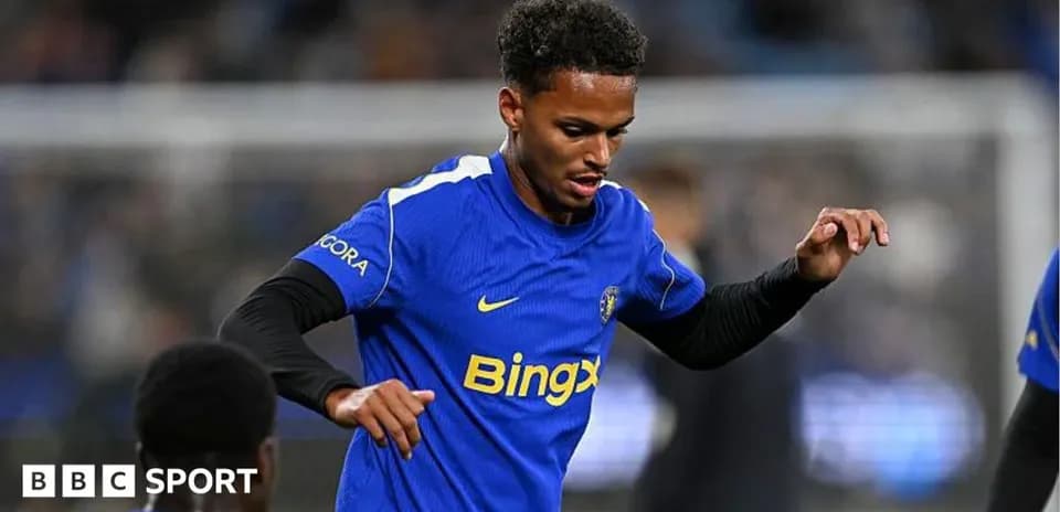 Jugador entrenando con camiseta azul en el campo