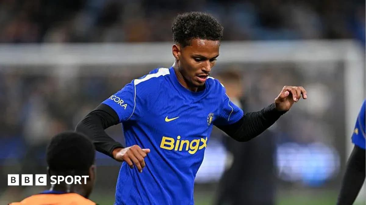 Jugador entrenando con camiseta azul en el campo