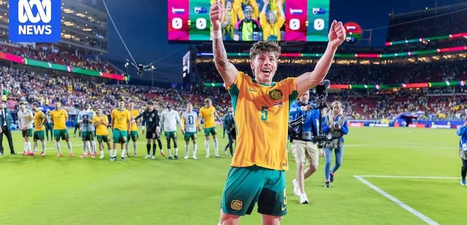 Jugador australiano celebrando con aficionados en el estadio